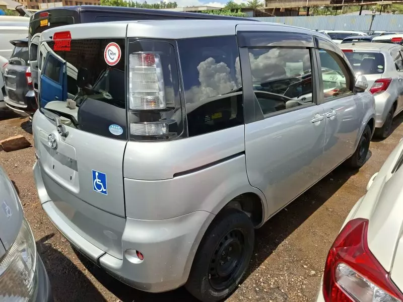 Toyota Sienta   - 2013