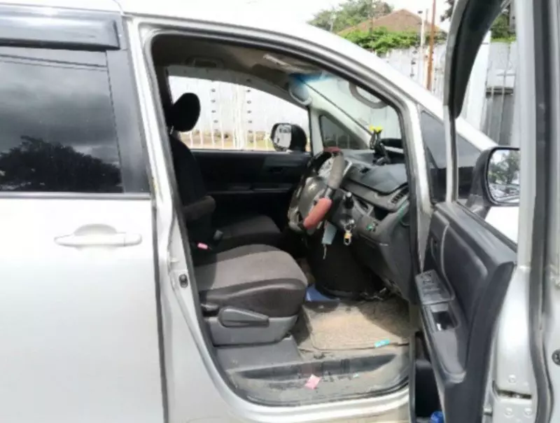 Toyota Noah   - 2012