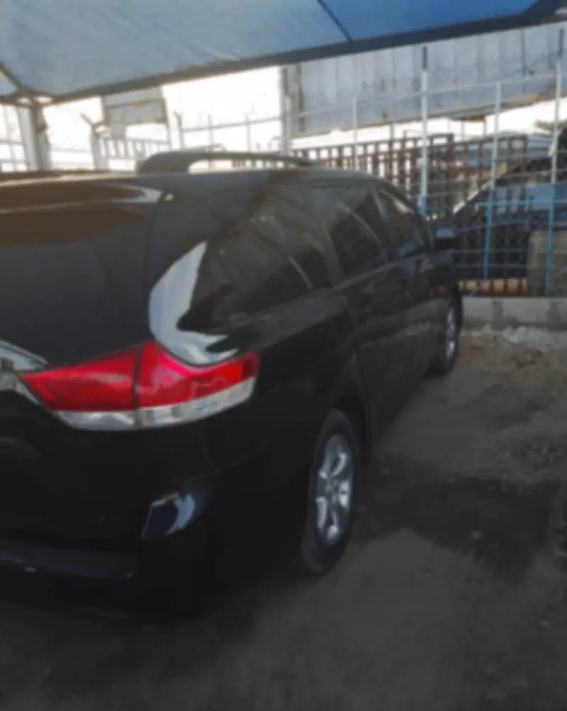 Toyota Sienna   - 2011