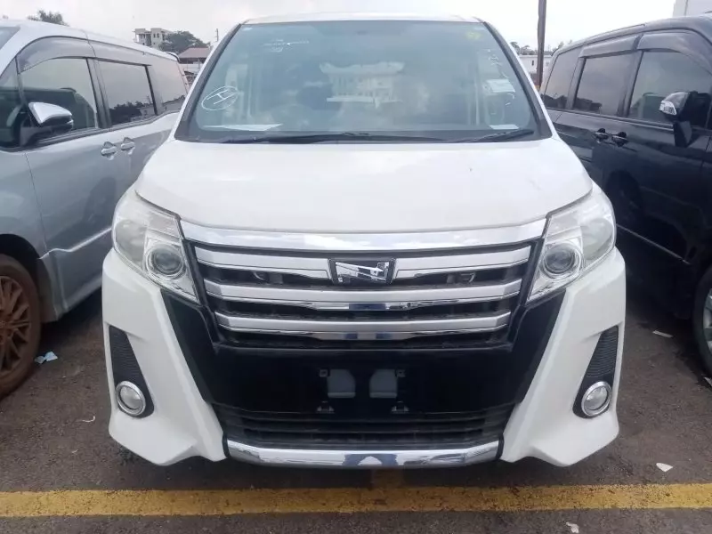 Toyota Noah   - 2015