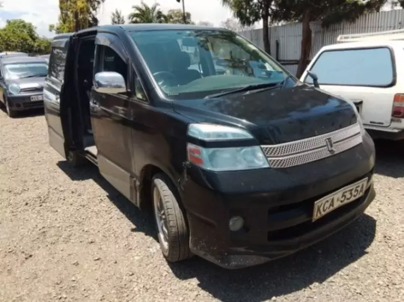 Toyota Voxy    - 2009