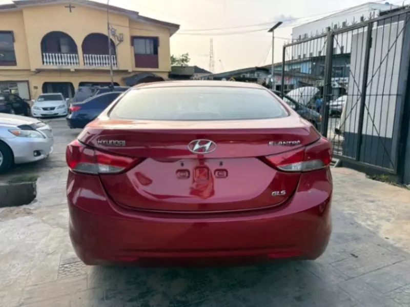 Hyundai Elantra   - 2012