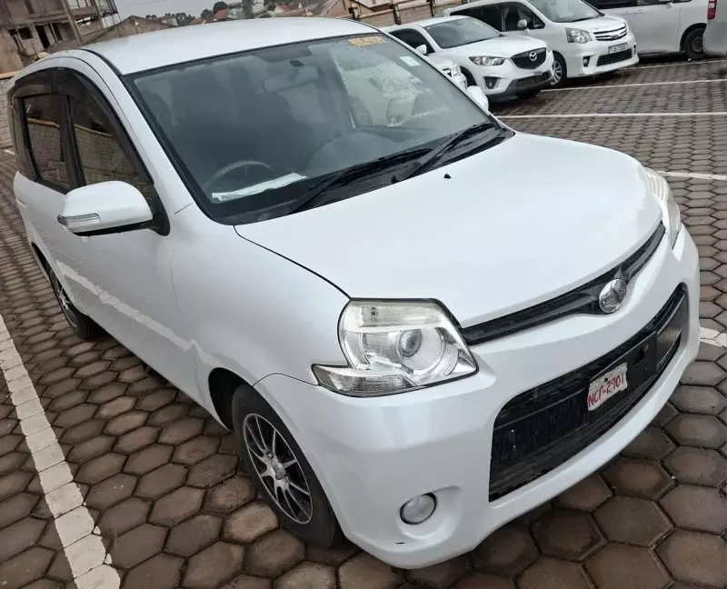 Toyota Sienta   - 2012