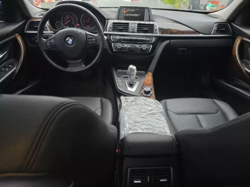 BMW 320i   - 2016