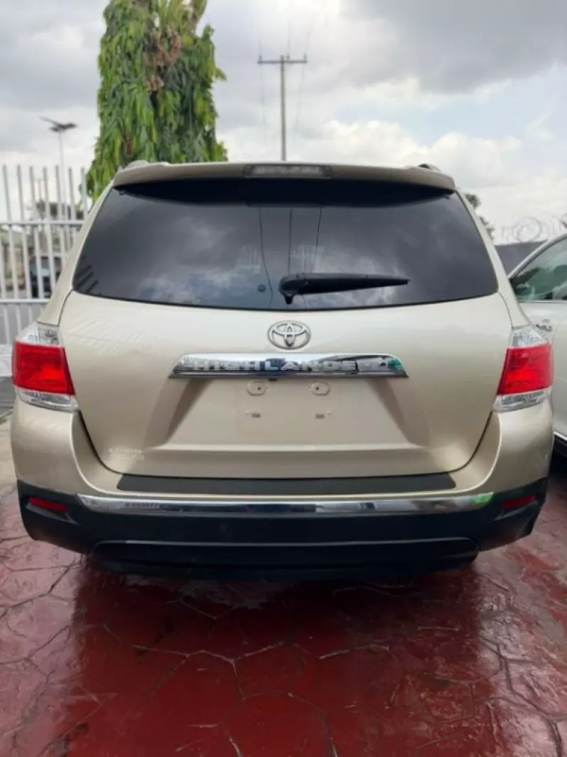 Toyota Highlander   - 2013