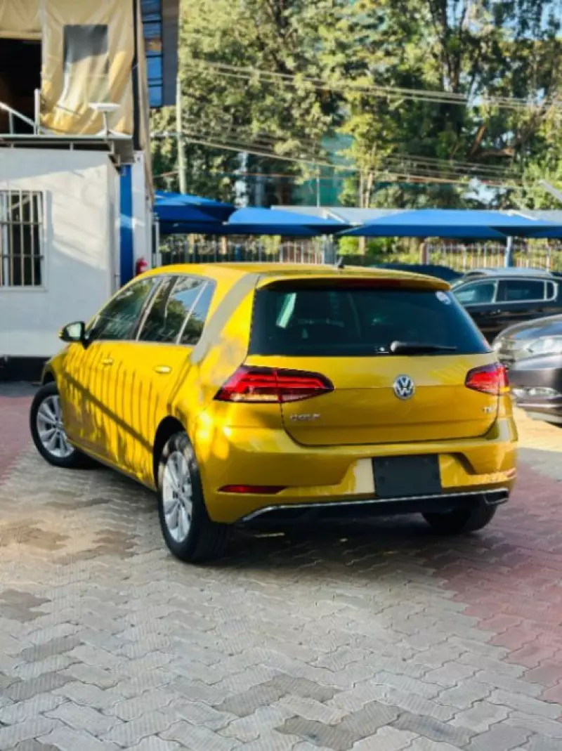 Volkswagen Golf   - 2017