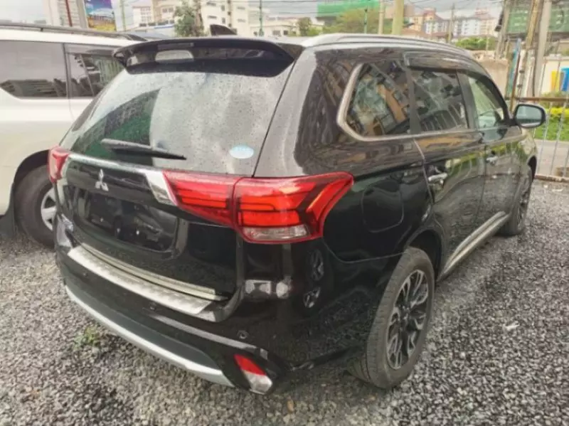 Mitsubishi Outlander hybrid    - 2016