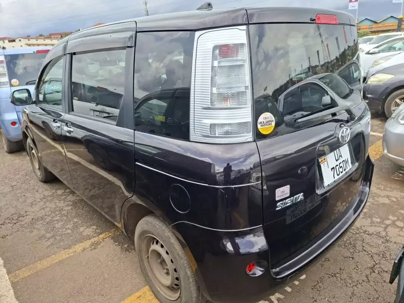 Toyota Sienta   - 2012