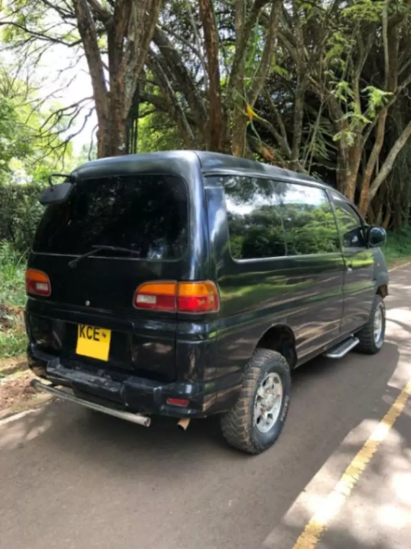 Mitsubishi Delica    - 2002