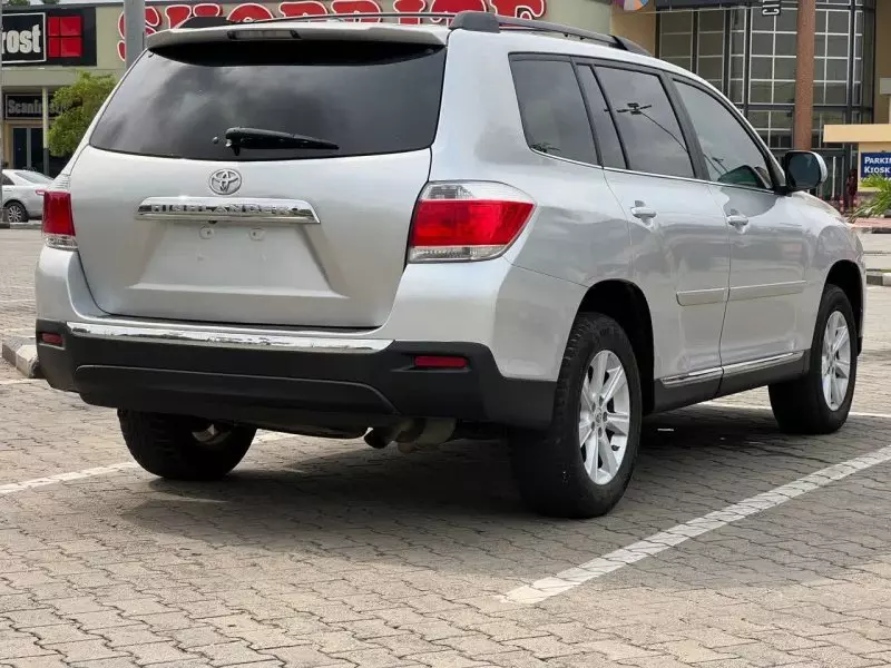 Toyota Highlander   - 2012