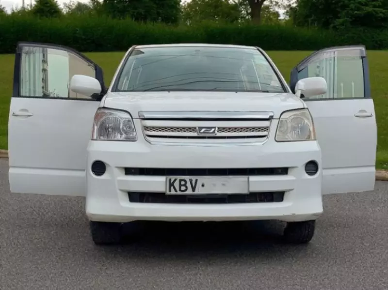 Toyota Noah   - 2006
