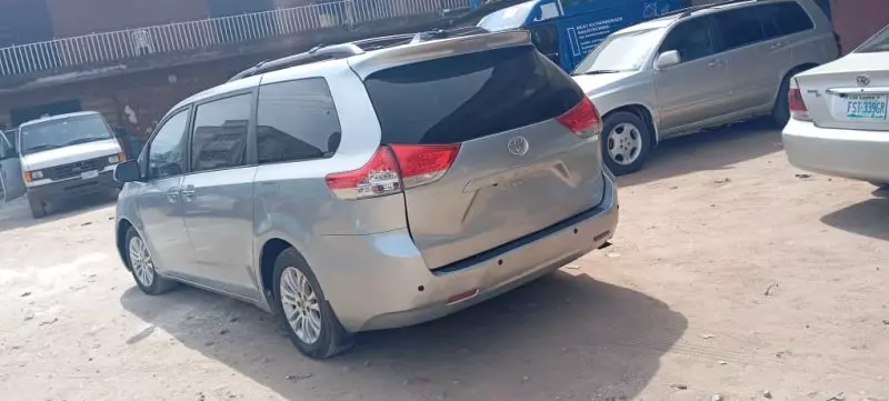 Toyota Sienna   - 2011