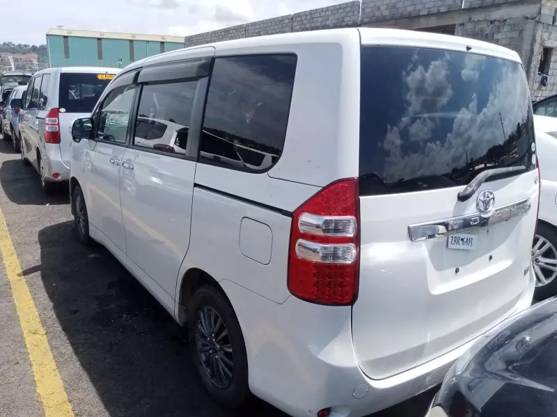 Toyota Noah   - 2012