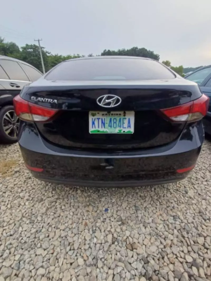 Hyundai Elantra   - 2012