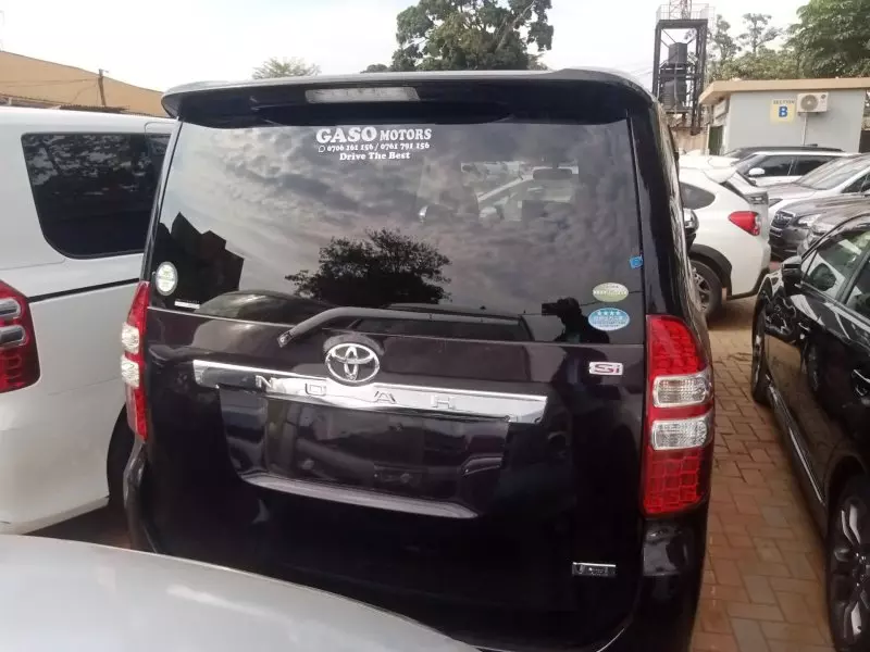 Toyota Noah   - 2012