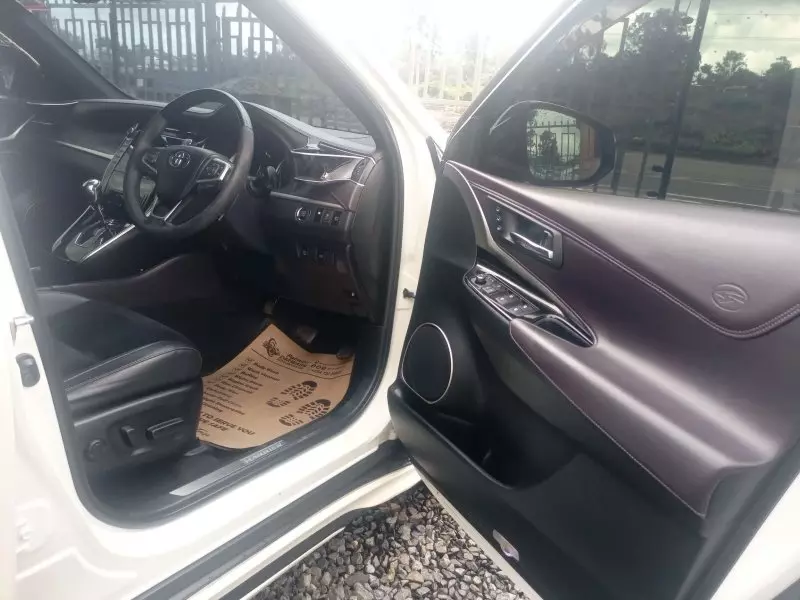 Toyota Harrier   - 2016