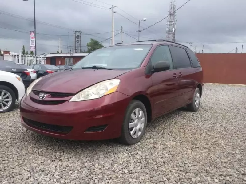 Toyota Sienna   - 2010