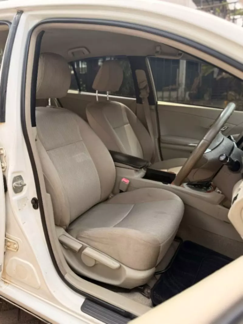 Toyota Premio    - 2012