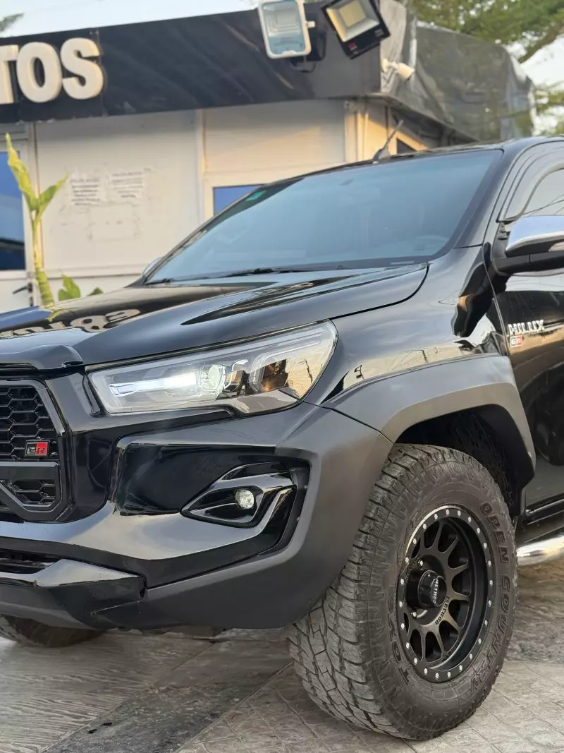 Toyota Hilux    - 2017