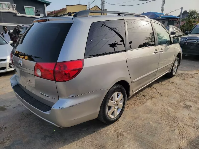 Toyota Sienna   - 2006