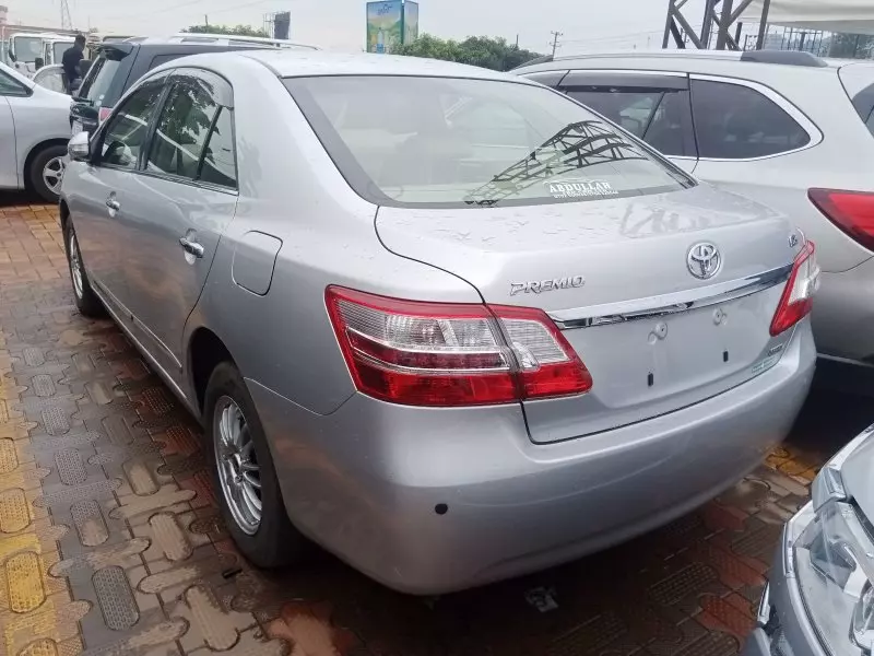Toyota Premio    - 2012