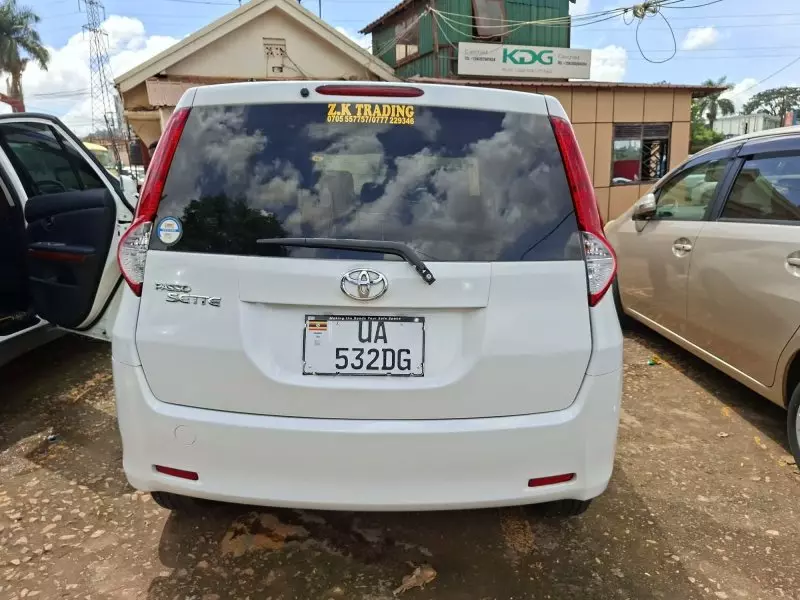 Toyota Passo Sette   - 2010