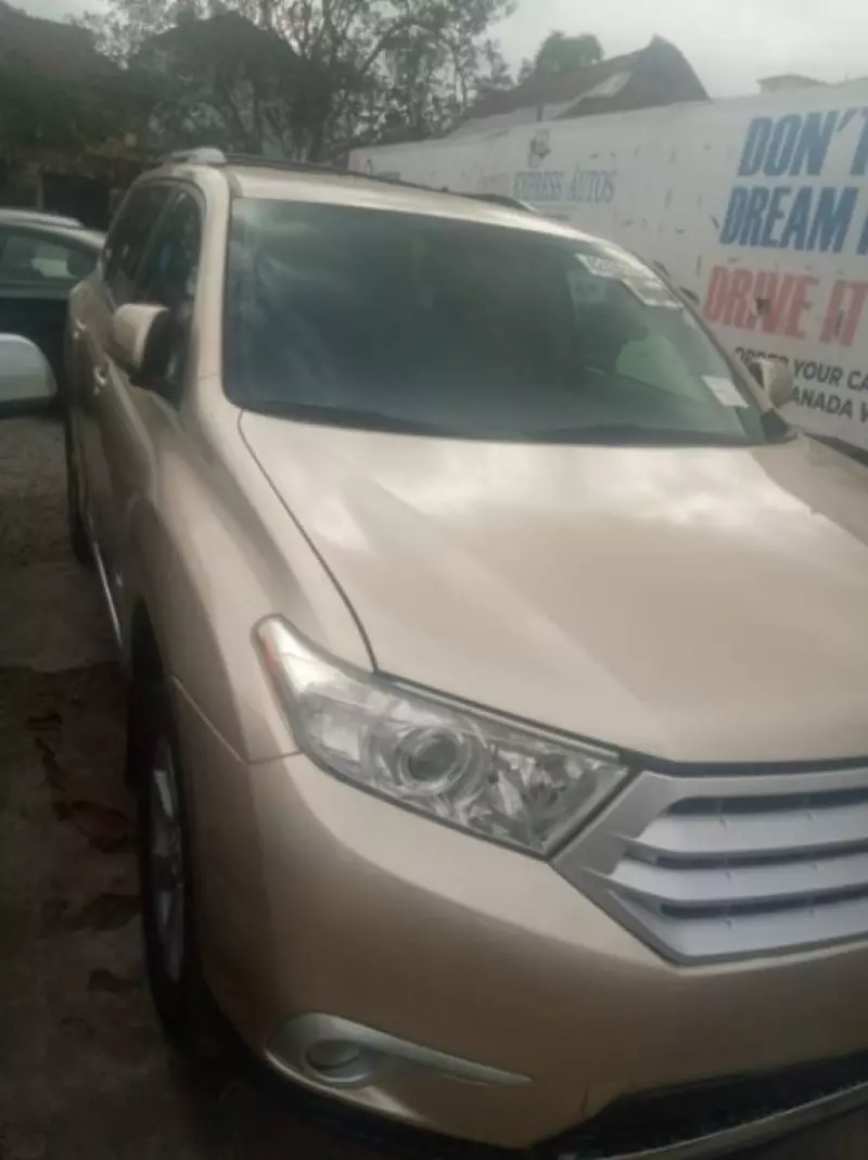 Toyota Highlander   - 2012