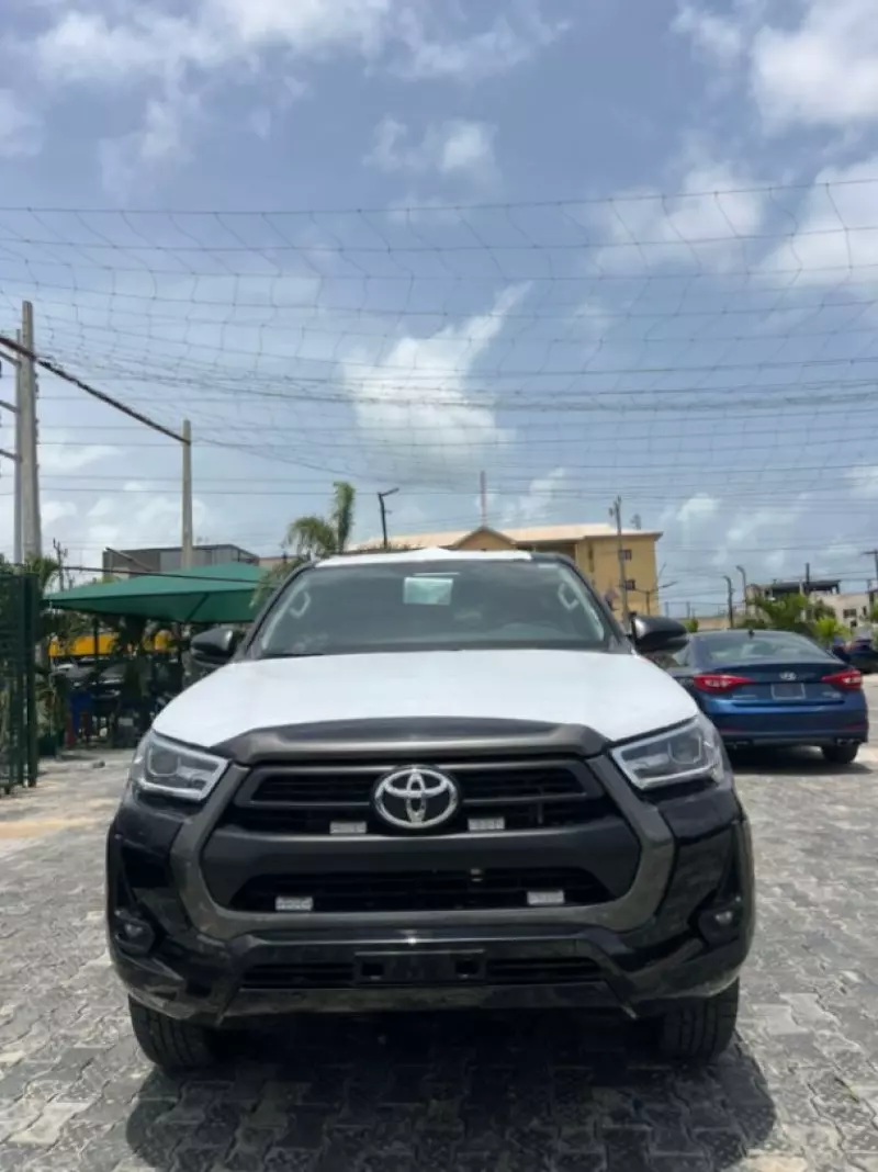 Toyota Hilux   - 2025