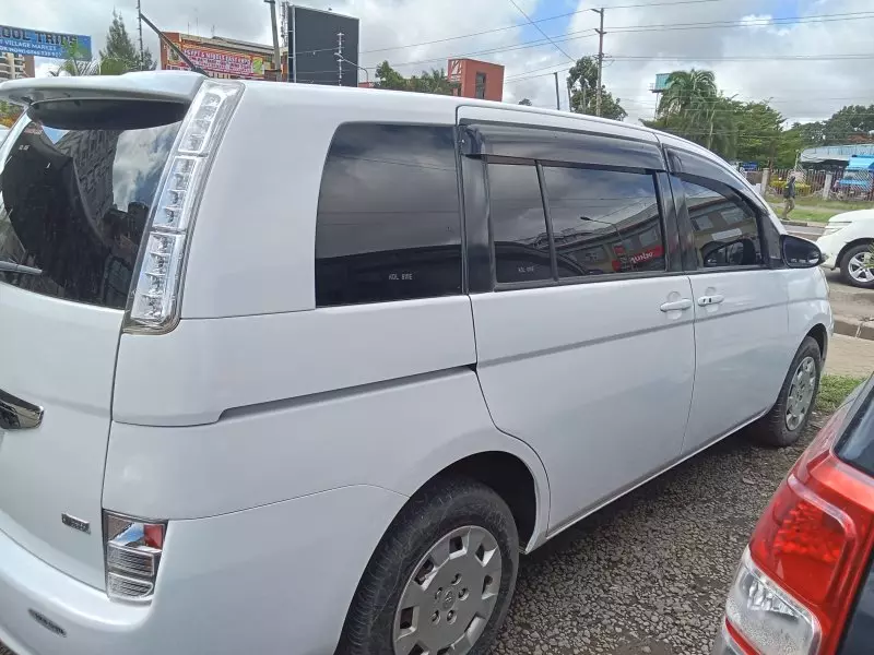 Toyota Isis    - 2016