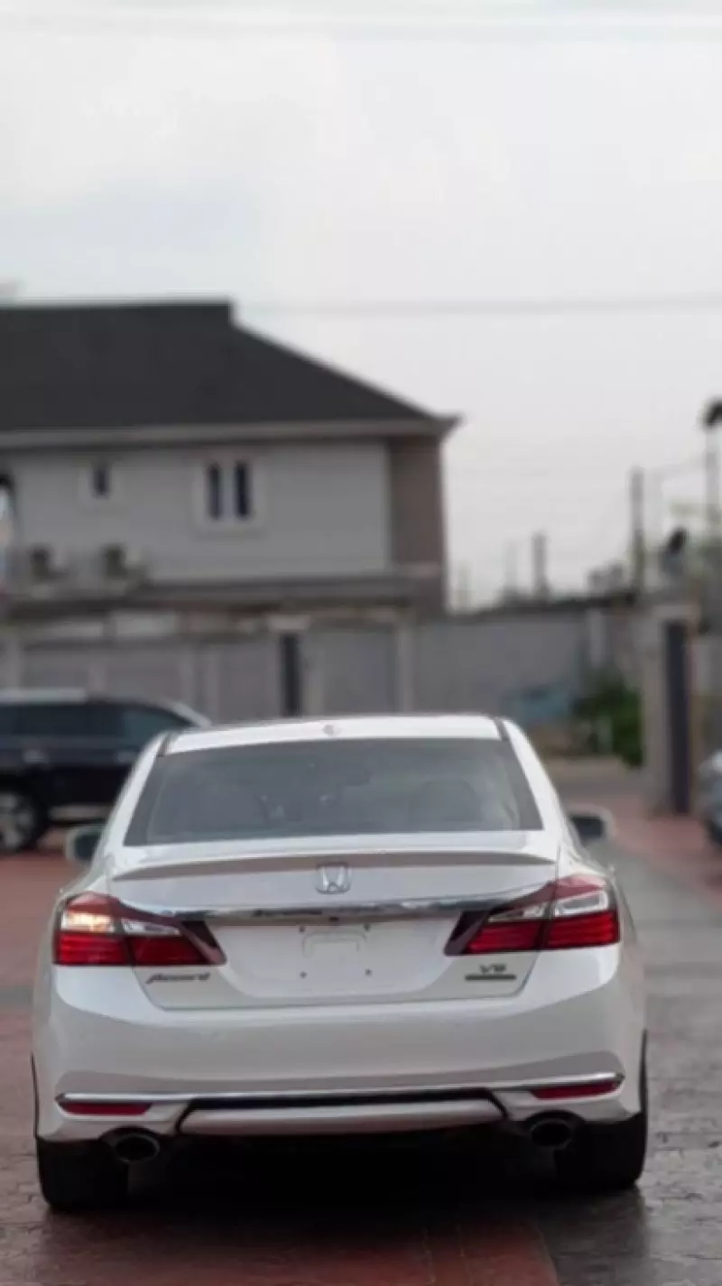 Honda Accord   - 2017