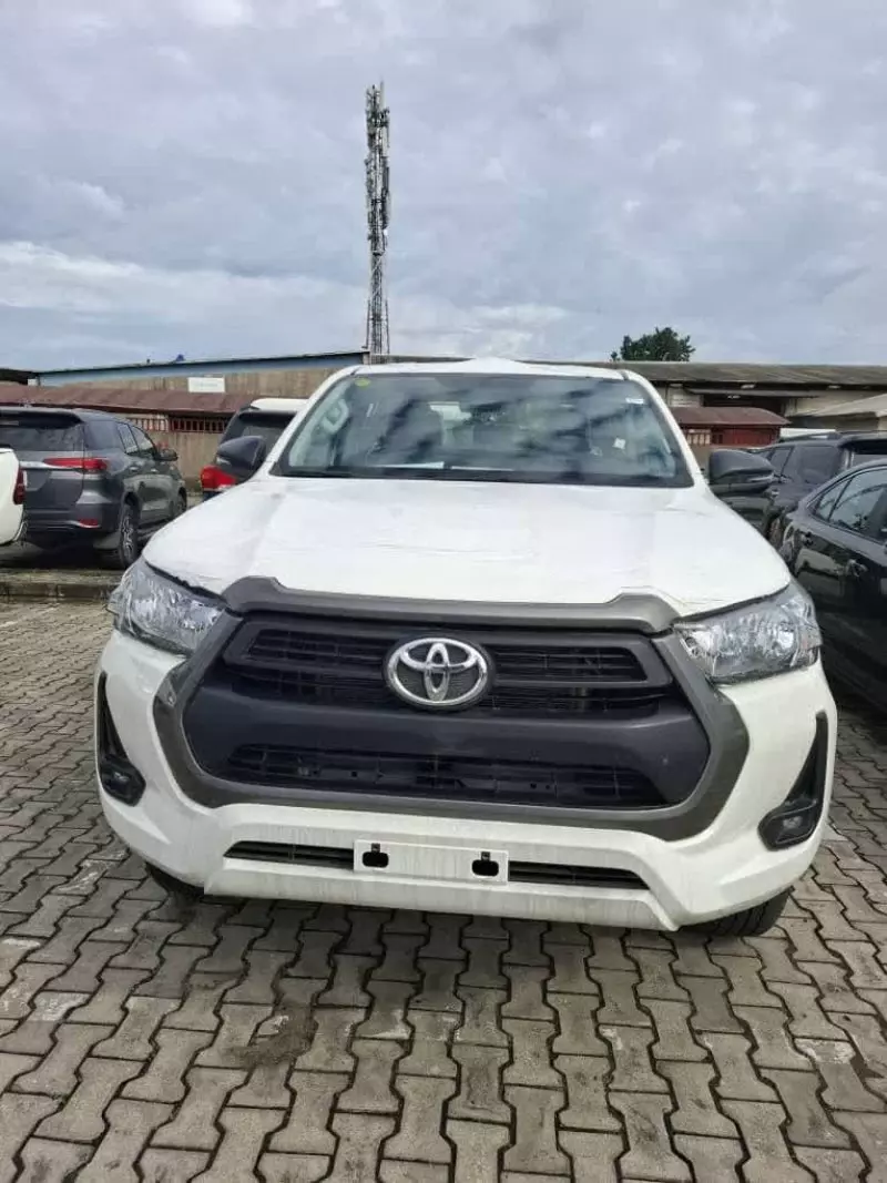 Toyota Hilux   - 2024