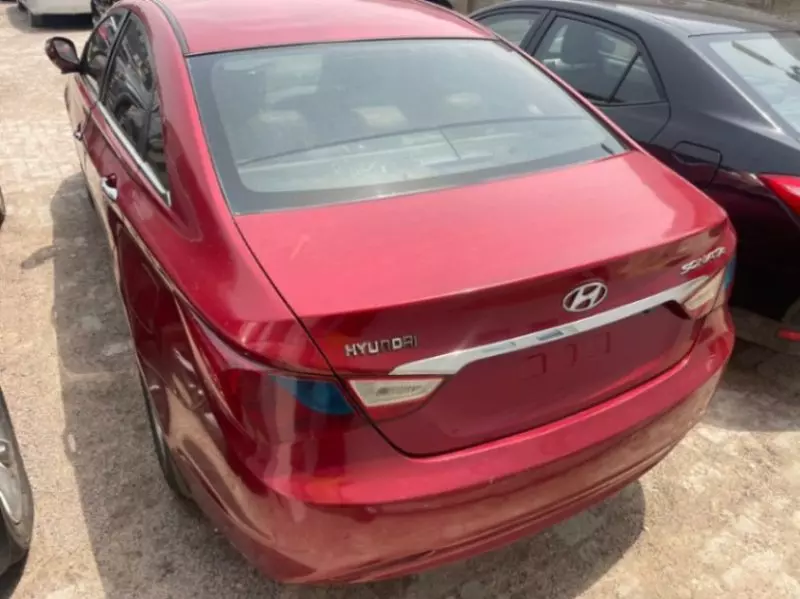 Hyundai Sonata   - 2011