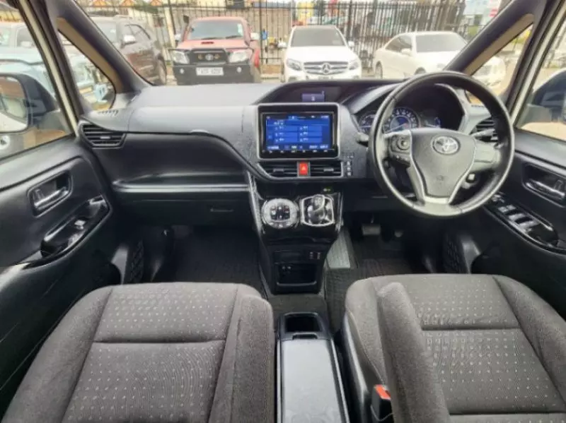 Toyota Noah   - 2018