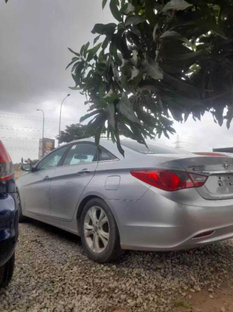 Hyundai Sonata   - 2011