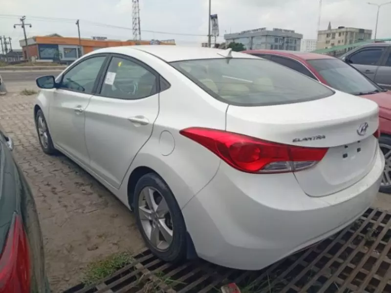Hyundai Elantra   - 2012