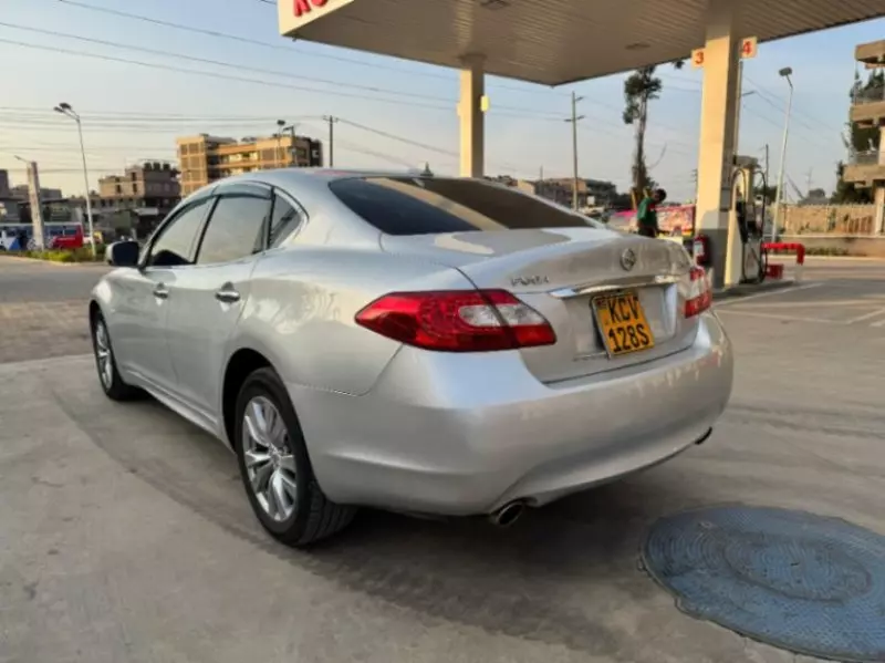 Nissan Fuga    - 2013