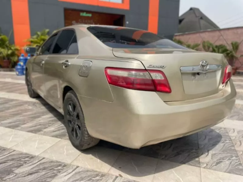 Toyota Camry   - 2009