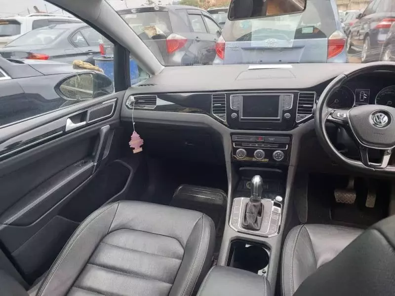 Volkswagen Golf   - 2016