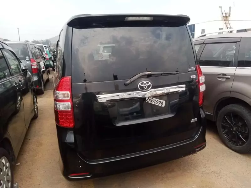 Toyota Noah   - 2012