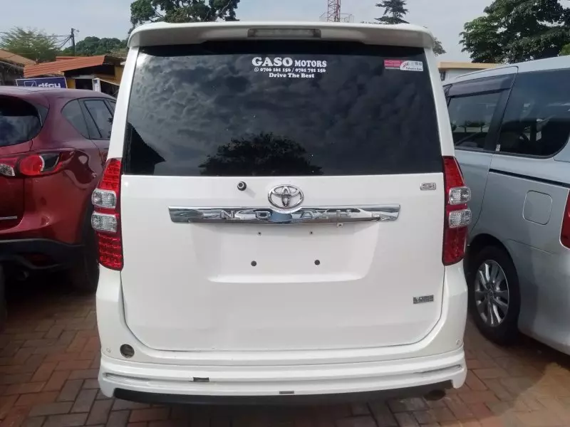 Toyota Noah   - 2012