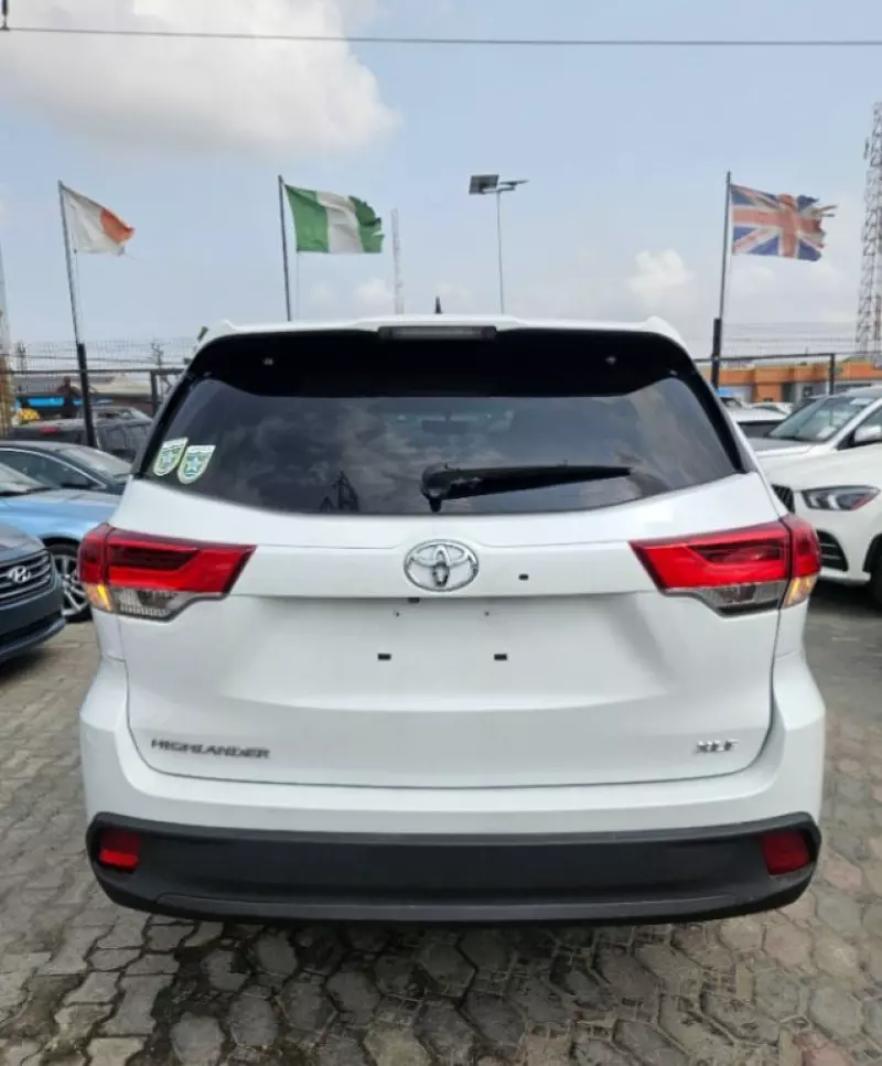 Toyota Highlander   - 2016