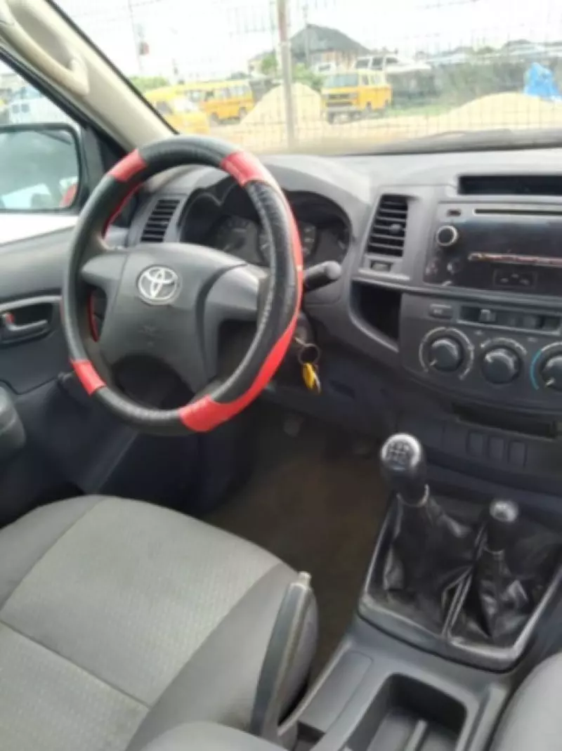Toyota Hilux   - 2015