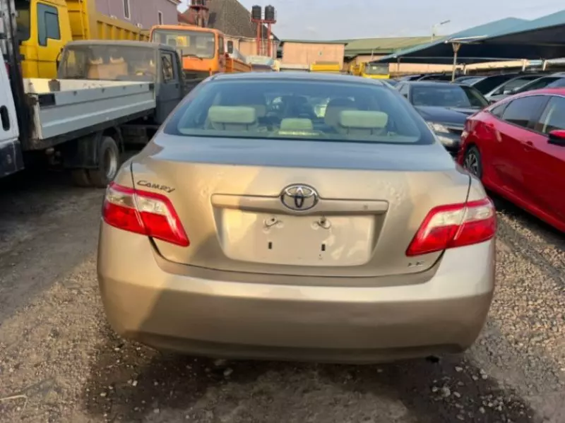 Toyota Camry   - 2009