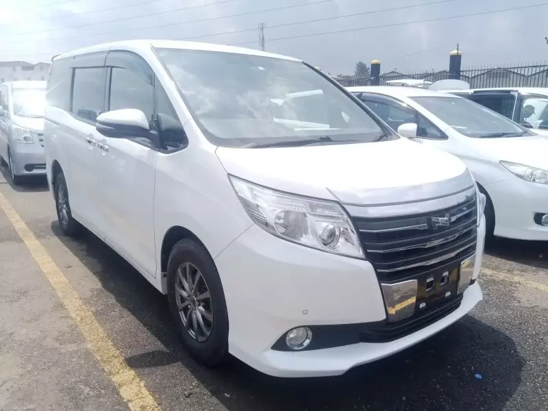 Toyota Noah - 2014