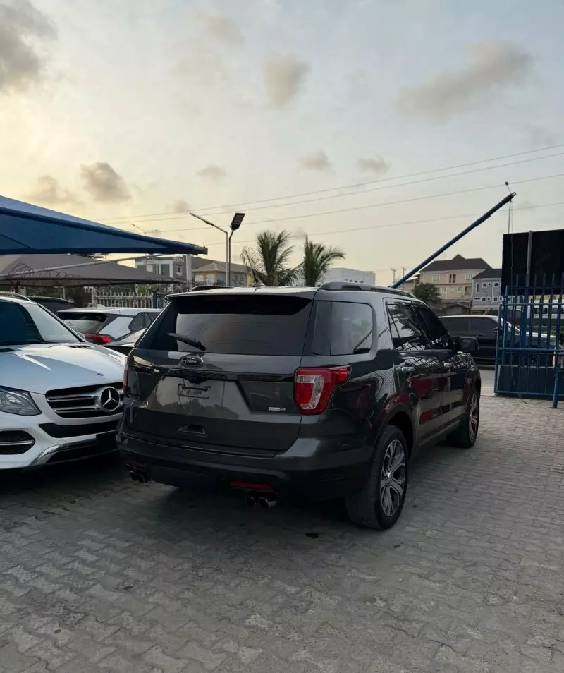 Ford Explorer   - 2018