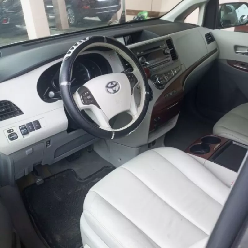 Toyota Sienna   - 2011