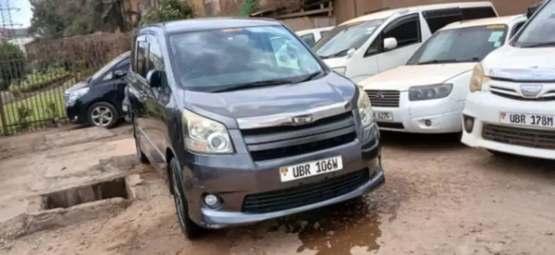 Toyota Noah   - 2009