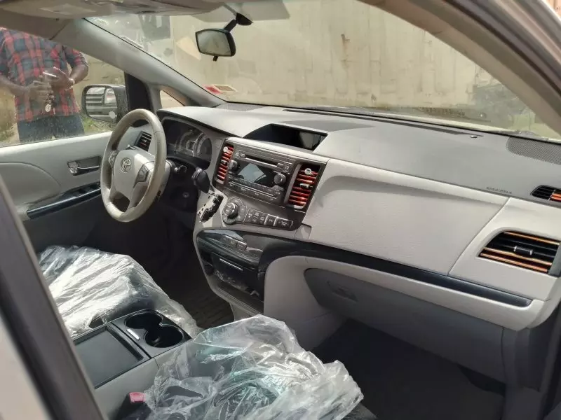 Toyota Sienna - 2011