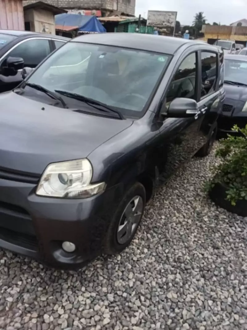 Toyota Sienta   - 2012