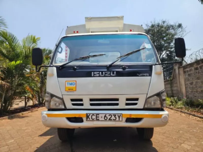 Isuzu NPR   - 2015